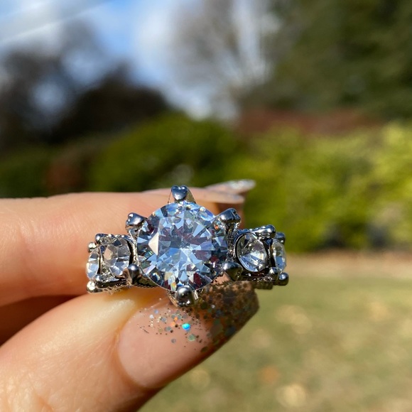 New Gorgeous Silver Ring - Picture 4 of 12